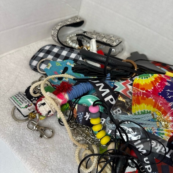 1.5 Pounds Of Assorted Keychains‎ KeyFobs Lanyards Grab Bag - Picture 2 of 6